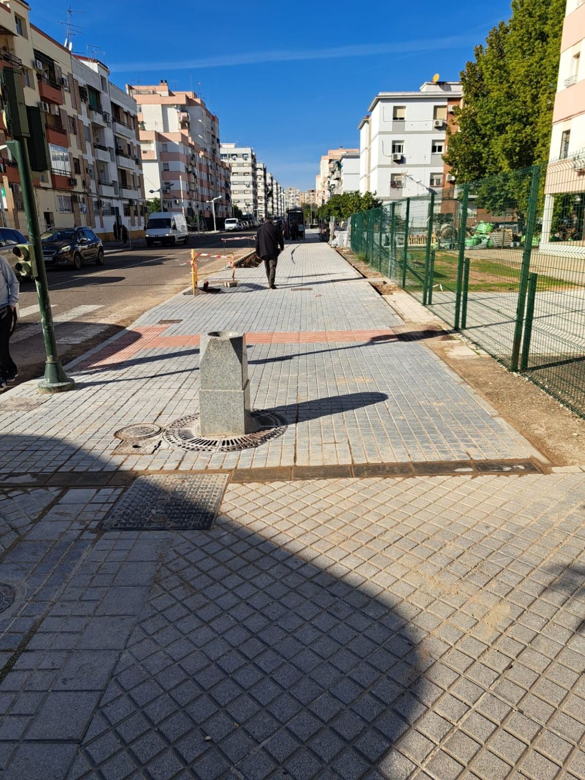 Renovación de acerado accesible ejecutada por Empresa de obra civil, mantenimiento y limpieza para Administraciones Públicas en Andalucía