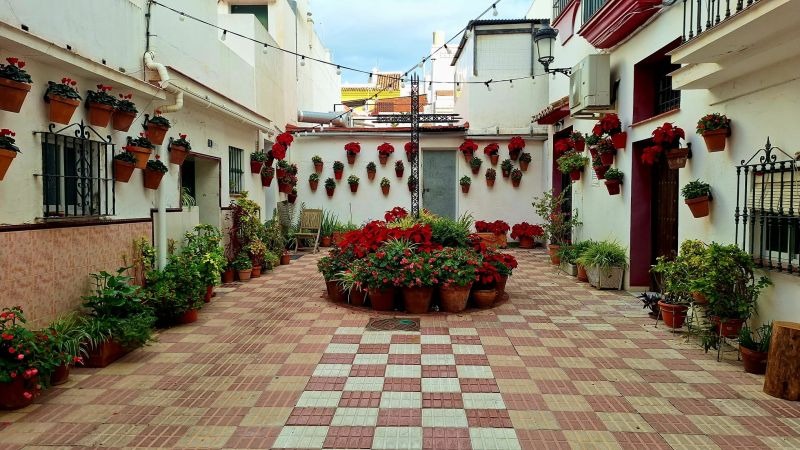 Patio andaluz rehabilitado y mantenido por Empresa de obra civil, mantenimiento y limpieza para Administraciones Públicas en Andalucía